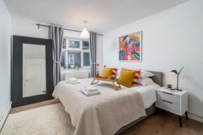 Stylish 3 bedrooms apartment 20 mins to Central London with Balcony - Open for Long Stays and Families Relocating